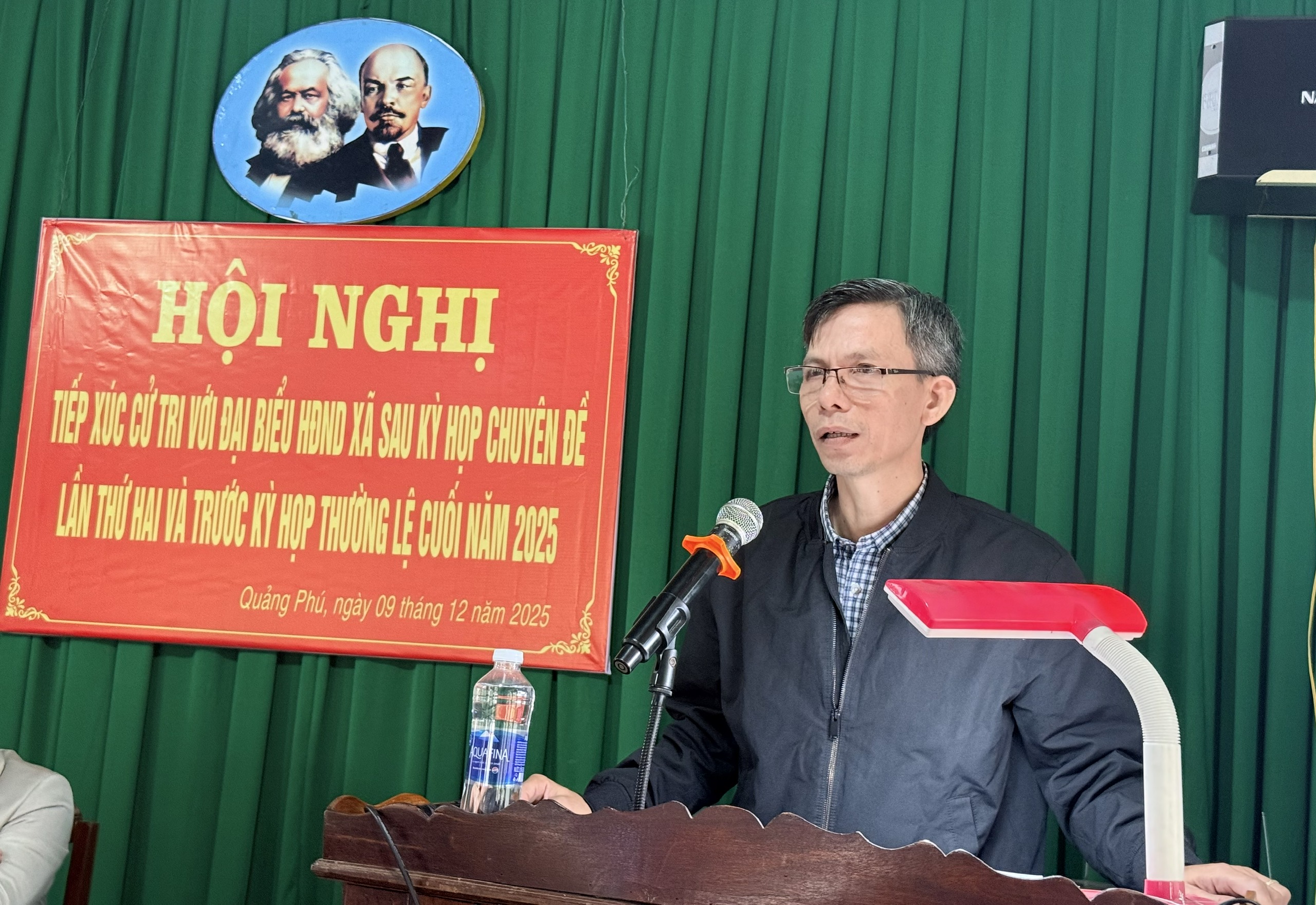 Đồng chí Nguyễn Tự Do - Phó Chủ tịch UBND xã trả lời các vấn đề thuộc thẩm quyền